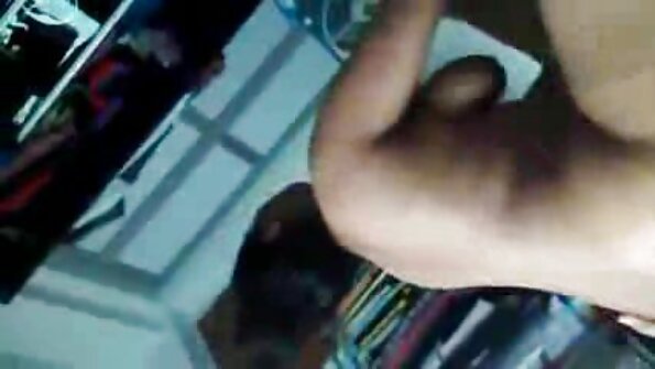 Две онлайн видеокамеры порно горещи момичета стискат ръцете си една в друга на леглото