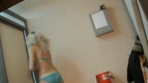 Двама души се web kameri porno гаврят помежду си в спалнята