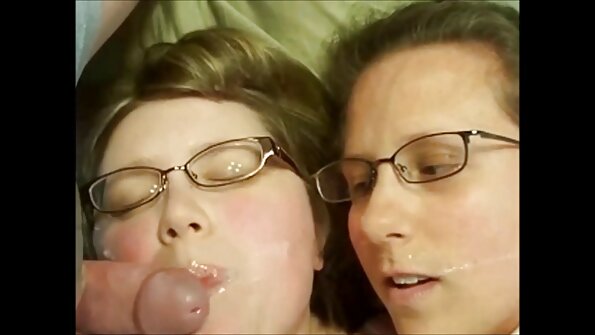 Две момичета използват каишка в лесбийско видео секс порно скрита камера