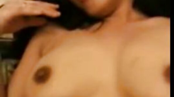 Чувствена еротична сцена на блондинка и нейната любовница скрити камери секс