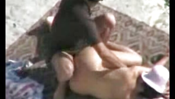 Две млади курви правят секс скрити камери тройка с мъж на тезгяха