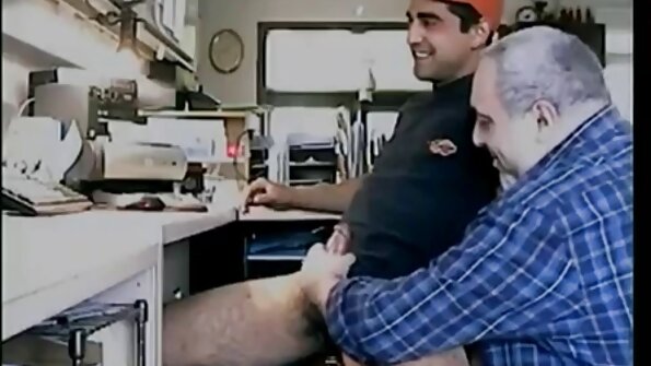 Сладка брюнетка секс камера показва задника си пред камерата по време на секс