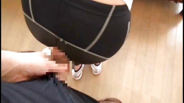 Великолепната пухкава мадама Сара Стоун секс масаж скрити камера седи на хуй и се вози