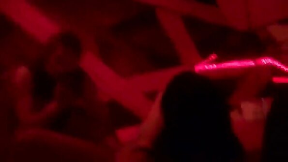Татуираната seks kameri najivo червенокоса Лорън Филипс язди голям петел в кабината
